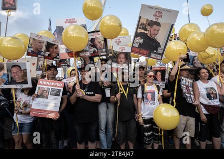Jerusalem, Israel. November 2023. Familien von Geiseln im Gazastreifen und Tausende von Unterstützern kommen in Jerusalem an und beenden fast den fünftägigen Trek von Tel Aviv, der am 14. November bis zum Büro des Premierministers aufbrach. Sie begannen zu marschieren, als Berichte veröffentlichten, dass Israel und die Hamas in Verhandlungen über eine teilweise Freilassung von Geiseln waren, in der Hoffnung, Entscheidungsträger dazu zu bewegen, ihre Angehörigen nach Hause zu bringen. Israel ist in einen Krieg mit der Hamas verwickelt, nachdem am 7. Oktober 2023 massive Raketenfeuer aus dem Gazastreifen auf Israel geschossen wurden und bewaffnete Männer in israelisches Territorium eindringen konnten Stockfoto