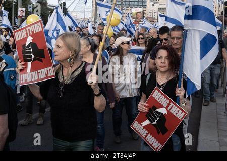 Jerusalem, Israel. November 2023. Familien von Geiseln im Gazastreifen und Tausende von Unterstützern kommen in Jerusalem an und beenden fast den fünftägigen Trek von Tel Aviv, der am 14. November bis zum Büro des Premierministers aufbrach. Sie begannen zu marschieren, als Berichte veröffentlichten, dass Israel und die Hamas in Verhandlungen über eine teilweise Freilassung von Geiseln waren, in der Hoffnung, Entscheidungsträger dazu zu bewegen, ihre Angehörigen nach Hause zu bringen. Israel ist in einen Krieg mit der Hamas verwickelt, nachdem am 7. Oktober 2023 massive Raketenfeuer aus dem Gazastreifen auf Israel geschossen wurden und bewaffnete Männer in israelisches Territorium eindringen konnten Stockfoto