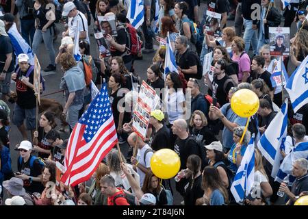 Jerusalem, Israel. November 2023. Familien von Geiseln im Gazastreifen und Tausende von Unterstützern kommen in Jerusalem an und beenden fast den fünftägigen Trek von Tel Aviv, der am 14. November bis zum Büro des Premierministers aufbrach. Sie begannen zu marschieren, als Berichte veröffentlichten, dass Israel und die Hamas in Verhandlungen über eine teilweise Freilassung von Geiseln waren, in der Hoffnung, Entscheidungsträger dazu zu bewegen, ihre Angehörigen nach Hause zu bringen. Israel ist in einen Krieg mit der Hamas verwickelt, nachdem am 7. Oktober 2023 massive Raketenfeuer aus dem Gazastreifen auf Israel geschossen wurden und bewaffnete Männer in israelisches Territorium eindringen konnten Stockfoto