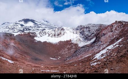 Panorama des Kraters auf dem Ätna, Sizilien Insel in Italien. Landschaft der Silvestri-Krater mit vulkanischen Lavasteinen und Rauch, aktive Vulkanhänge Stockfoto