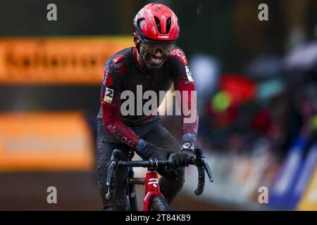 Merksplas, Belgien. November 2023. Der Belgier Eli Iserbyt überquert die Ziellinie beim Herrenrennen des Aardbeiencross Cyclocross-Events, der vierten Etappe (4/8) des Superprestige Cyclocross-Radrennwettbewerbs am Samstag, den 18. November 2023, in Merksplas. BELGA FOTO DAVID PINTENS Credit: Belga News Agency/Alamy Live News Stockfoto