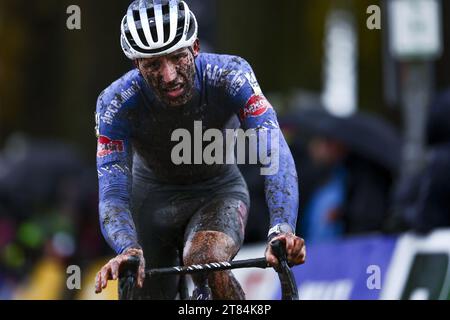 Merksplas, Belgien. November 2023. Der Belgier Niels Vandeputte überquert die Ziellinie beim Herrenrennen des Aardbeiencross Cyclocross-Events, der vierten Etappe (4/8) des Superprestige Cyclocross-Radrennwettbewerbs am Samstag, den 18. November 2023, in Merksplas. BELGA FOTO DAVID PINTENS Credit: Belga News Agency/Alamy Live News Stockfoto