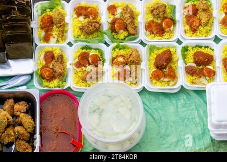 Aufnahme von Nasi Kuning von oben in einem Polystyrolbehälter zum Mitnehmen Stockfoto