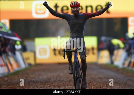 Merksplas, Belgien. November 2023. Der Holländer Joris Nieuwenhuis feiert, als er die Ziellinie überquert, um das Herrenrennen des Aardbeiencross Cyclocross-Rennens zu gewinnen, der vierten Etappe (4/8) des Superprestige Cyclocross-Rennens am Samstag, den 18. November 2023, in Merksplas. BELGA FOTO DAVID PINTENS Credit: Belga News Agency/Alamy Live News Stockfoto