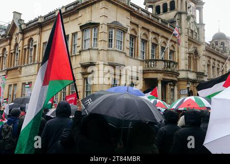 London, Großbritannien. 18. November, 2023 Demonstranten versammeln sich vor der Redbridge Town Hall in East London, während eines Tages der Bürgernähe, einem von über 100 lokal organisierten Protesten, die heute im Rahmen der Pro-Palästina-Bemühungen in ganz Großbritannien stattfinden. © Simon King/Alamy Live News Stockfoto