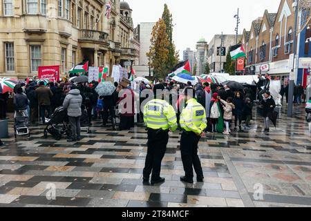 London, Großbritannien. 18. November, 2023 Demonstranten versammeln sich vor der Redbridge Town Hall in East London, während eines Tages der Bürgernähe, einem von über 100 lokal organisierten Protesten, die heute im Rahmen der Pro-Palästina-Bemühungen in ganz Großbritannien stattfinden. © Simon King/Alamy Live News Stockfoto