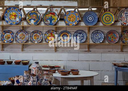 Handbemalte und handgefertigte Töpferwaren zum Verkauf in Olaria O Patalim, Patalim Pottery Factory, Corval, Alentejo, Portugal Stockfoto