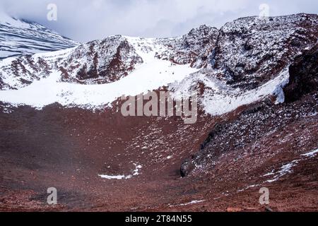 Panorama des Kraters auf dem Ätna, Sizilien Insel in Italien. Landschaft der Silvestri-Krater mit vulkanischen Lavasteinen und Rauch, aktive Vulkanhänge Stockfoto