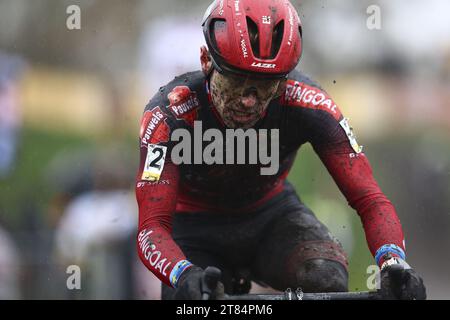 Merksplas, Belgien. November 2023. Der belgische Eli Iserbyt wurde während des Herrenrennens des Aardbeiencross Cyclocross-Events, der vierten Etappe (4/8) des Superprestige Cyclocross-Wettkampfes, am Samstag, den 18. November 2023, in Merksplas gezeigt. BELGA FOTO DAVID PINTENS Credit: Belga News Agency/Alamy Live News Stockfoto