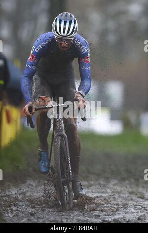 Merksplas, Belgien. November 2023. Der belgische Niels Vandeputte wurde während des Herrenrennens des Aardbeiencross Cyclocross-Rennens, der vierten Stufe (4/8) des Superprestige Cyclocross-Rennens, am Samstag, den 18. November 2023, in Merksplas gezeigt. BELGA FOTO DAVID PINTENS Credit: Belga News Agency/Alamy Live News Stockfoto