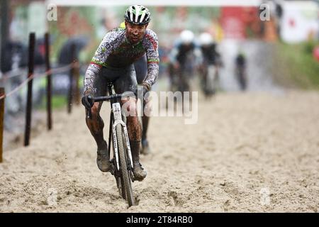 Merksplas, Belgien. November 2023. Belgischer Laurens Sweeck im Einsatz während des Herrenrennens des Aardbeiencross Cyclocross Events, der vierten Stufe (4/8) des Superprestige Cyclocross-Radrennwettbewerbs, Samstag, den 18. November 2023, in Merksplas. BELGA FOTO DAVID PINTENS Credit: Belga News Agency/Alamy Live News Stockfoto