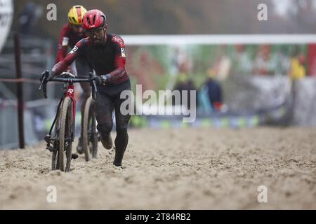 Merksplas, Belgien. November 2023. Der belgische Eli Iserbyt wurde während des Herrenrennens des Aardbeiencross Cyclocross-Events, der vierten Etappe (4/8) des Superprestige Cyclocross-Wettkampfes, am Samstag, den 18. November 2023, in Merksplas gezeigt. BELGA FOTO DAVID PINTENS Credit: Belga News Agency/Alamy Live News Stockfoto