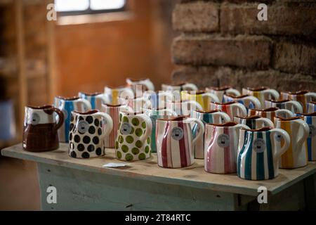 Handbemalte und handgefertigte Töpferwaren zum Verkauf in Olaria O Patalim, Patalim Pottery Factory, Corval, Alentejo, Portugal Stockfoto