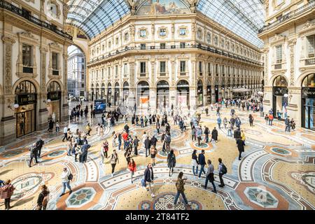 Geschäfte und Restaurants in der Galleria Vittorio Emanuele II, Mailand, Italien Stockfoto