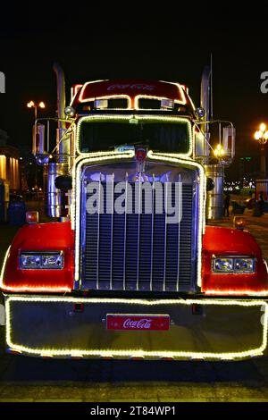 Warschau, Polen. 13. Januar 2018. Coca Cola Truck die Wohltätigkeitskampagne des Great Orchestra of Christmas Charity. Jurek Owsiak. Stockfoto