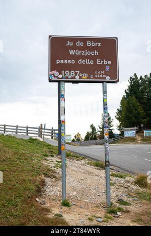 Straßenschild zur Spitze des Würzjoch-Gebirgspasses, Italien Stockfoto