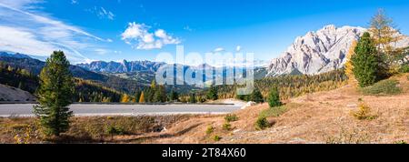 Atemberaubender Panoramablick auf die Berge in der Nähe des Badia-Tals (italienisch: Val Badia) vom Valparola-Pass in den Dolomiten Italiens. Stockfoto