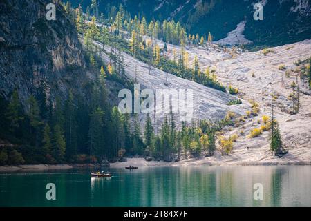 Lago di Prags, Italien im Herbst Stockfoto