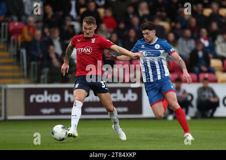 York City's will Smith in Aktion mit Hartlepool United Jake Hastie während des Vanarama National League Spiels zwischen York City und Hartlepool United am Samstag, den 18. November 2023, im LNER Community Stadium, Monks Cross, York. (Foto: Mark Fletcher | MI News) Credit: MI News & Sport /Alamy Live News Stockfoto