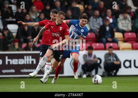 York City's will Smith in Aktion mit Hartlepool United Jake Hastie während des Vanarama National League Spiels zwischen York City und Hartlepool United am Samstag, den 18. November 2023, im LNER Community Stadium, Monks Cross, York. (Foto: Mark Fletcher | MI News) Credit: MI News & Sport /Alamy Live News Stockfoto