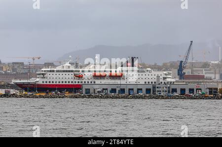 Frau Nordnorge die MS Nordnorge der Reederei Hurtigruten steht im Hafen von Trondheim zur Abfahrt bereit. Trondheim, Norwegen, 12.10.2023 *** MS Nordnorge die MS Nordnorge der Hurtigruten Reederei ist bereit, vom Hafen Trondheim, Norwegen, 12 10 2023, abzufahren Stockfoto