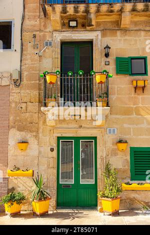 Ein hübsches Haus mit grüner und gelber Fassade in einer der drei Städte in der Nähe von Valletta, Malta. Stockfoto