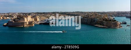 Die ruhigen Gewässer und Boote rund um die drei Städte gegenüber Valletta auf Malta Stockfoto