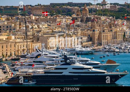 Die ruhigen Gewässer und Boote rund um die drei Städte gegenüber Valletta auf Malta Stockfoto