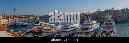 Die ruhigen Gewässer und Boote rund um die drei Städte gegenüber Valletta auf Malta Stockfoto