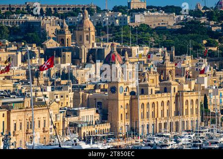 Die ruhigen Gewässer und Boote rund um die drei Städte gegenüber Valletta auf Malta Stockfoto