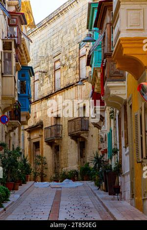 Enge Kopfsteinpflasterstraßen in Birgu, einer der drei Städte in der Nähe von Valletta, Malta. Stockfoto