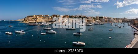 Die ruhigen Gewässer und Boote rund um die drei Städte gegenüber Valletta auf Malta Stockfoto