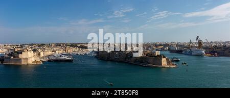 Die ruhigen Gewässer und Boote rund um die drei Städte gegenüber Valletta auf Malta Stockfoto