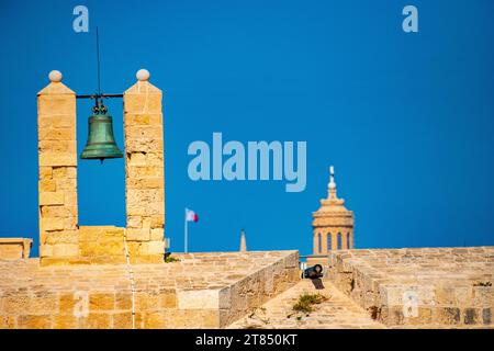 Eine Messingglocke auf Fort St. Angelo auf Malta Stockfoto