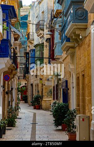 Enge Kopfsteinpflasterstraßen in Birgu, einer der drei Städte in der Nähe von Valletta, Malta. Stockfoto