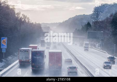Autobahnverkehr auf einer befahrenen Autobahn, die durch nasses und nebeliges Wetter in Staffordshire England, Großbritannien, fährt. Stockfoto
