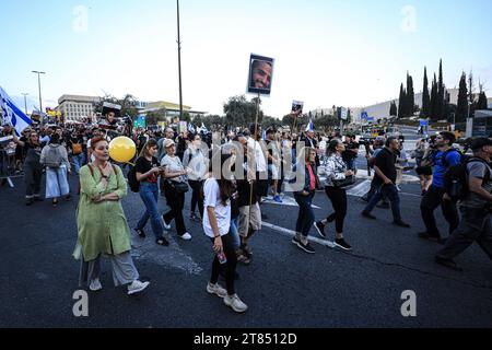 Jerusalem, Israel. November 2023. Familien von Geiseln marschieren von Tel Aviv nach Jerusalem Jerusalem – 18. NOVEMBER: Am fünften und letzten Tag des Marsches für die Geiseln am 18. November 2023 in Jerusalem marschieren Marschierer, angeführt von den Familien der Geiseln. Familien und Unterstützer der Geiseln, die die Hamas bei ihrem Angriff vom 7. Oktober ergriffen hat, begannen einen mehrtägigen marsch von Tel Aviv nach Jerusalem, wo sie vor dem Büro des Premierministers demonstrieren werden. Nach Angaben der VeranstalterInnen marschieren mehr als 25.000 Teilnehmer. Quelle: Imago/Alamy Live News Stockfoto