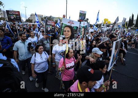 Jerusalem, Israel. November 2023. Familien von Geiseln marschieren von Tel Aviv nach Jerusalem Jerusalem – 18. NOVEMBER: Am fünften und letzten Tag des Marsches für die Geiseln am 18. November 2023 in Jerusalem marschieren Marschierer, angeführt von den Familien der Geiseln. Familien und Unterstützer der Geiseln, die die Hamas bei ihrem Angriff vom 7. Oktober ergriffen hat, begannen einen mehrtägigen marsch von Tel Aviv nach Jerusalem, wo sie vor dem Büro des Premierministers demonstrieren werden. Nach Angaben der VeranstalterInnen marschieren mehr als 25.000 Teilnehmer. Quelle: Imago/Alamy Live News Stockfoto