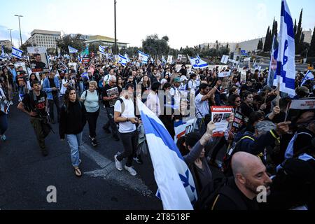 Jerusalem, Israel. November 2023. Familien von Geiseln marschieren von Tel Aviv nach Jerusalem Jerusalem – 18. NOVEMBER: Am fünften und letzten Tag des Marsches für die Geiseln am 18. November 2023 in Jerusalem marschieren Marschierer, angeführt von den Familien der Geiseln. Familien und Unterstützer der Geiseln, die die Hamas bei ihrem Angriff vom 7. Oktober ergriffen hat, begannen einen mehrtägigen marsch von Tel Aviv nach Jerusalem, wo sie vor dem Büro des Premierministers demonstrieren werden. Nach Angaben der VeranstalterInnen marschieren mehr als 25.000 Teilnehmer. Quelle: Imago/Alamy Live News Stockfoto