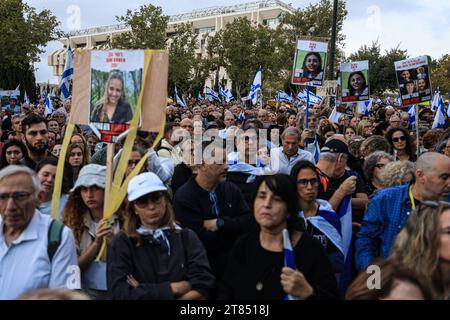 Jerusalem, Israel. November 2023. Familien von Geiseln marschieren von Tel Aviv nach Jerusalem Jerusalem – 18. NOVEMBER: Am fünften und letzten Tag des Marsches für die Geiseln am 18. November 2023 in Jerusalem marschieren Marschierer, angeführt von den Familien der Geiseln. Familien und Unterstützer der Geiseln, die die Hamas bei ihrem Angriff vom 7. Oktober ergriffen hat, begannen einen mehrtägigen marsch von Tel Aviv nach Jerusalem, wo sie vor dem Büro des Premierministers demonstrieren werden. Nach Angaben der VeranstalterInnen marschieren mehr als 25.000 Teilnehmer. Quelle: Imago/Alamy Live News Stockfoto