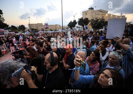 Jerusalem, Israel. November 2023. Familien von Geiseln marschieren von Tel Aviv nach Jerusalem Jerusalem – 18. NOVEMBER: Am fünften und letzten Tag des Marsches für die Geiseln am 18. November 2023 in Jerusalem marschieren Marschierer, angeführt von den Familien der Geiseln. Familien und Unterstützer der Geiseln, die die Hamas bei ihrem Angriff vom 7. Oktober ergriffen hat, begannen einen mehrtägigen marsch von Tel Aviv nach Jerusalem, wo sie vor dem Büro des Premierministers demonstrieren werden. Nach Angaben der VeranstalterInnen marschieren mehr als 25.000 Teilnehmer. Quelle: Imago/Alamy Live News Stockfoto