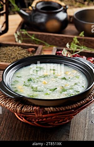 Gemüsebrei in einem Claypot, ein Auflauf Chaoshan Seafood Brei. Stockfoto