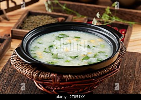 Gemüsebrei in einem Claypot, ein Auflauf Chaoshan Seafood Brei. Stockfoto