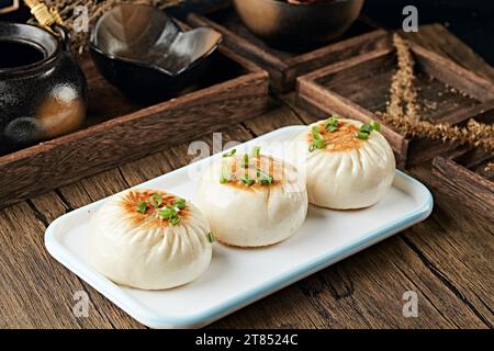 Sheng Jian Bao, in der Pfanne gebratener Brötchen im Shanghai-Stil gefüllt mit Schweinefleisch Stockfoto