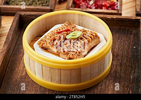 Dim Sum-Stil Curry-Kutteleintopf ist ein leckerer Klassiker, der in den meisten chinesischen Restaurants in Übersee beliebt ist. Der Eintopf basiert auf einer Sojasauce-Mischung. Stockfoto