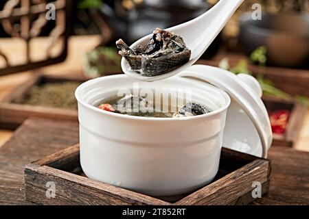 Doppelt gekochte, chinesische medizinische Diät Gesundheit Suppe Yuzhu Schwarze Hühnersuppe Stockfoto
