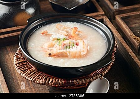 Garnelenbrei in einem Claypot, ein Auflauf Chaoshan Seafood Brei. Stockfoto