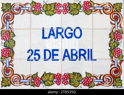 Largo 25 de Abril - Platz 25. April, Redomdo. Portugal schmückte das Straßenschild der Nelkenrevolution (Portugiesisch: Revolução dos Cravos) Stockfoto