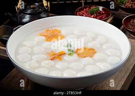 Chinesisches Essen，handgemachte Fischkugelsuppe Stockfoto