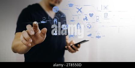 Geschäftsmann berührt Online-Versicherung auf virtuellem Bildschirm. Leben, Auto, Eigentum, Gesundheit und Familie. Internet und digitales Technologiekonzept. Stockfoto